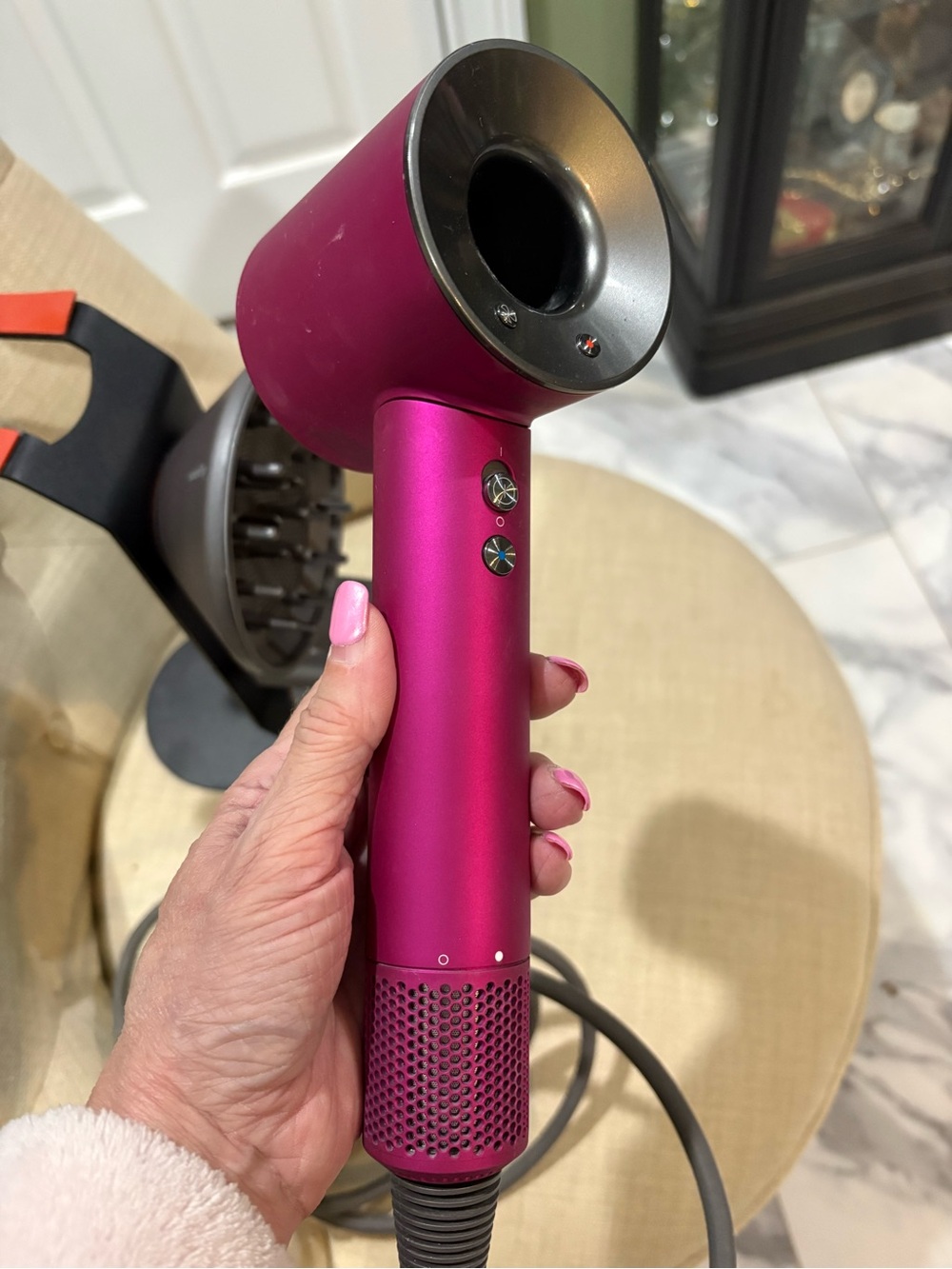 Dyson Supersonic Blowdryer w/3 diffusers, a stand and non-slip mat. Only used 2x
